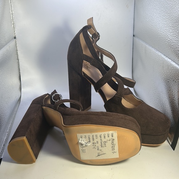 Yoki NWOT platform shoes size 7 in excellent condition - Picture 3 of 5